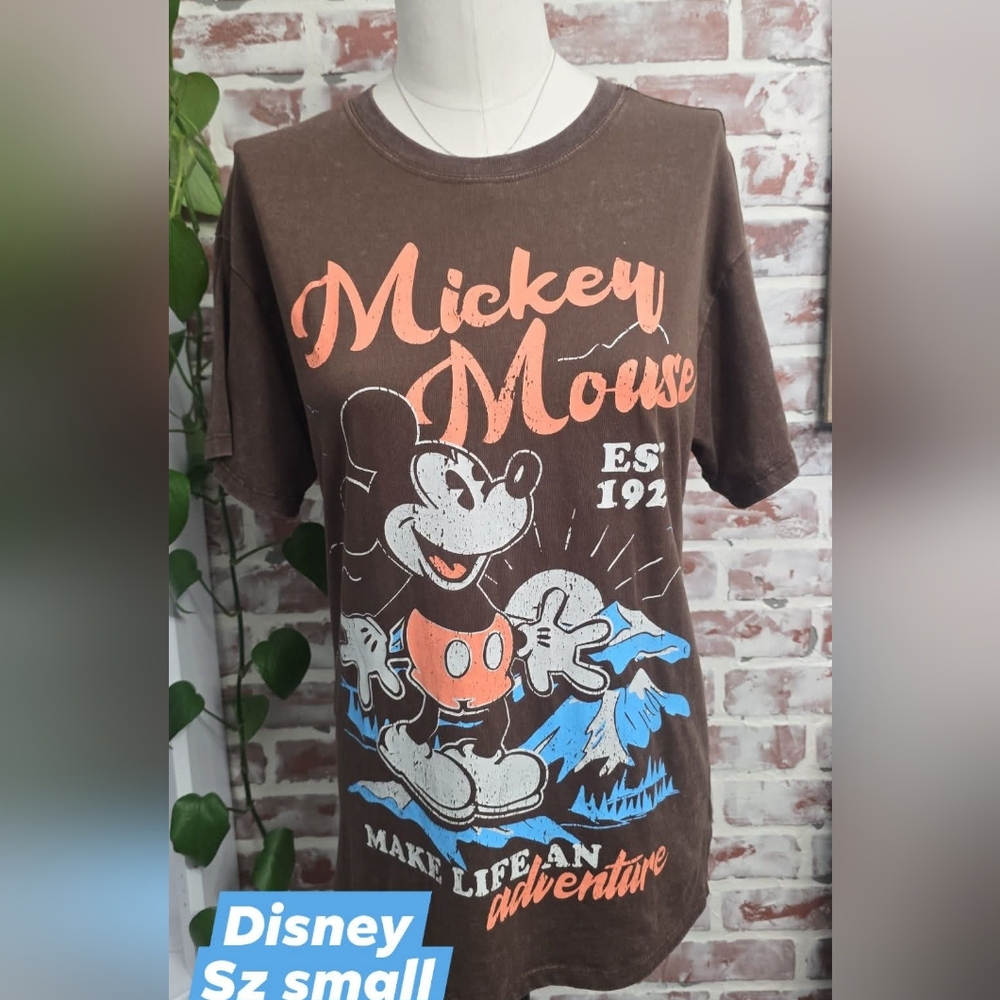 Disney womens tshirt sz small